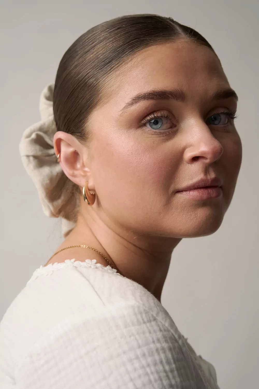 The Irish Linen Bun Cover Scrunchie in Oatmeal - Image 2